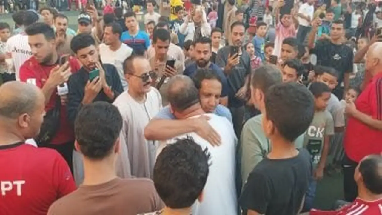 أهالي قرية الأنجب بالمنوفية يستقبلون مدرب منتخب مصر محمد عبد الواحد
